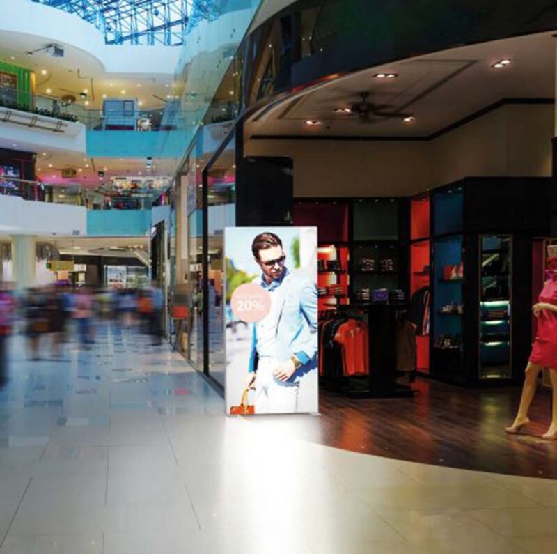 Pop-up LED Rahmen TecX als beleuchtete Werbewand im Einkaufszentrum – mobile LED-Lightbox 85 × 200 cm im Einsatz